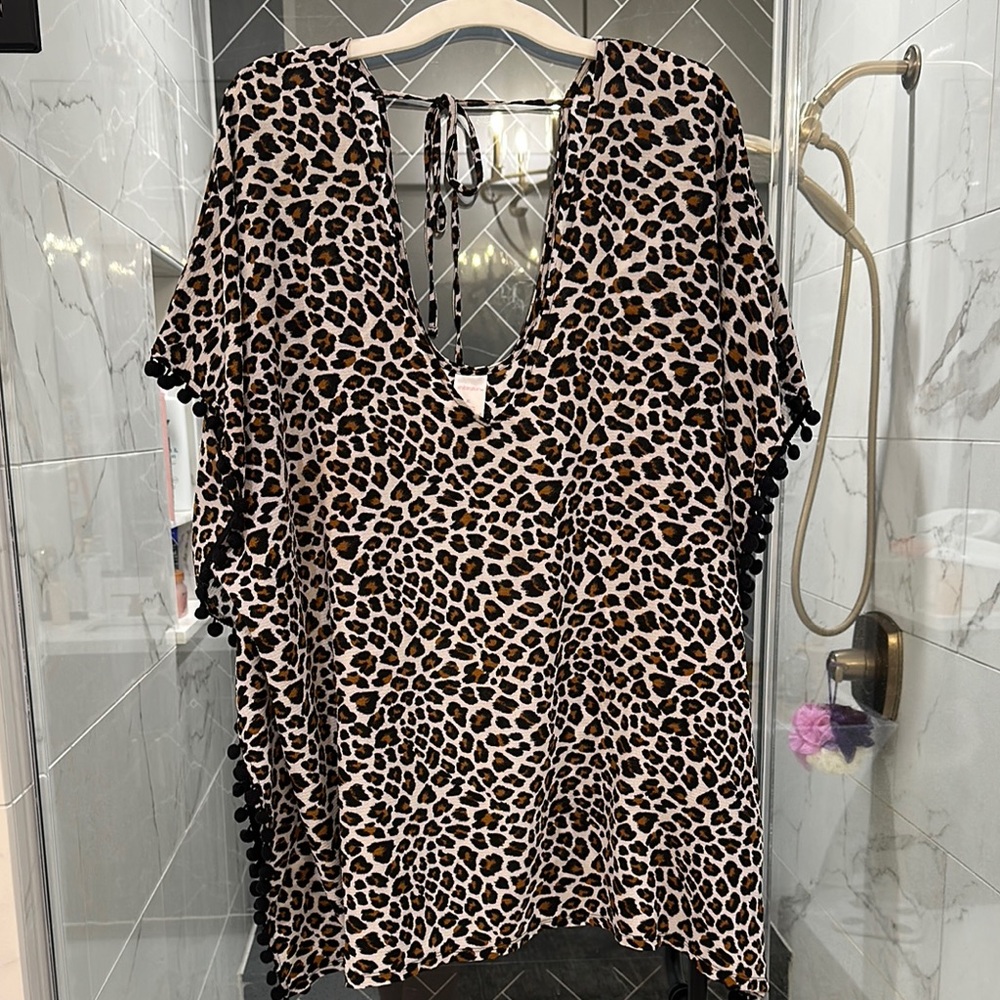 Xhilaration Black and White Flutter Sleeve Asymmetrical Tunic